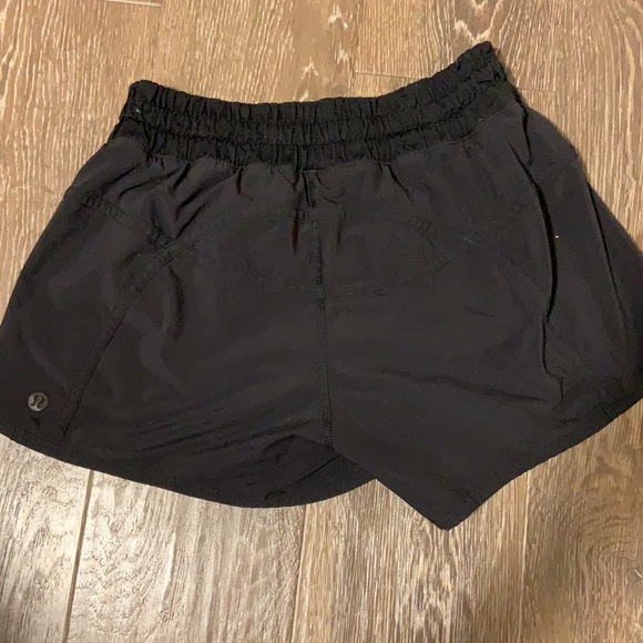 Black Lululemon Tracker Shorts - size 4 - Picture 2 of 3